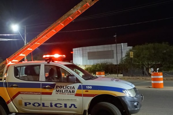 Casal acaba preso ao ser flagrado carregando escada de construção em Lagoa Formosa