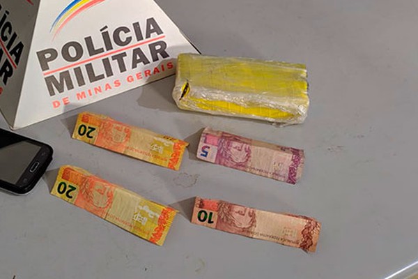 Após quebrar telha de casa com um tablete de maconha, homem é preso por tráfico em Patos de Minas