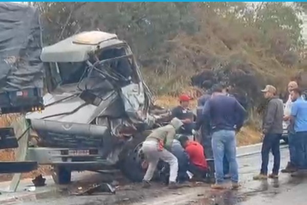Acidente entre caminhão e veículo de passeio deixa feridos na BR 352; Bombeiros alertam para risco nas rodovias
