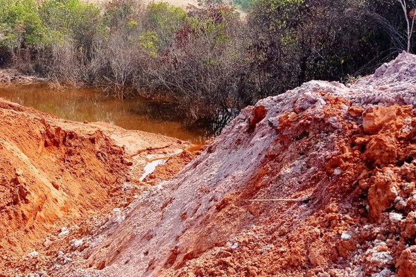 Rio Areado é tomado pelo barro e Polícia Militar de Meio Ambiente leva dois para a Delegacia