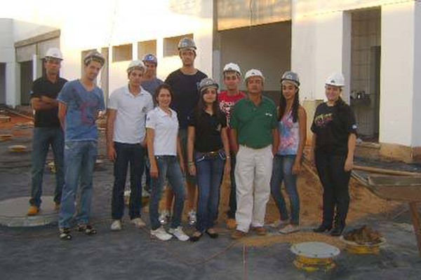 Alunos do curso de engenharia civil realizam visita em obras da cidade