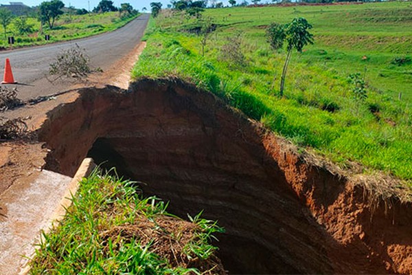 Cratera gigante consome parte da MGC 462 em Patrocínio e todo o trecho é interditado