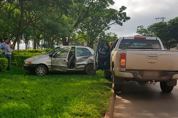 Carro roda na pista e vai parar em canteiro central após acidente na JK em Patos de Minas