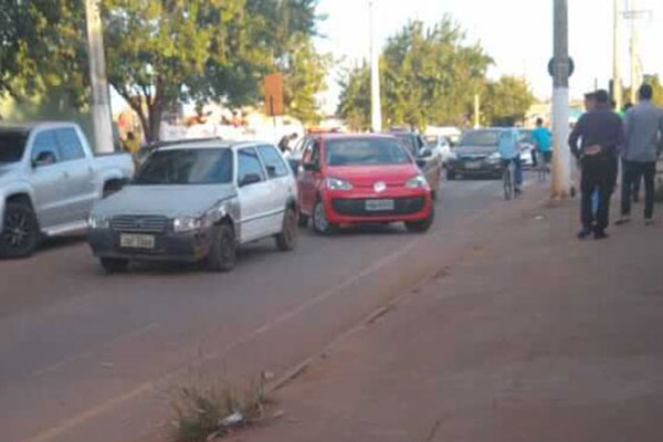 Motorista com fortes sinais de embriaguez dorme ao volante no meio de via e acaba na delegacia