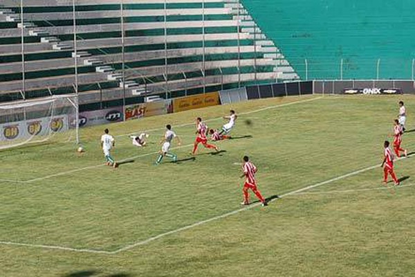 Com o apoio da torcida, Nacional joga melhor, mas só empata com o Villa Nova