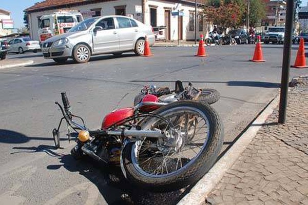 Inabilitado fica gravemente ferido em acidente no centro de Patos de Minas