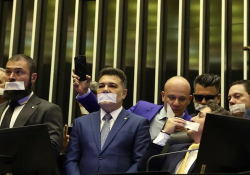 Oposição pernoita nos plenários do Congresso para impedir trabalhos