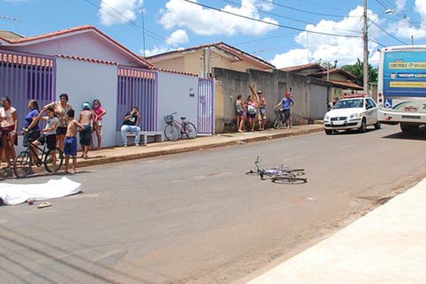 Tragédia anunciada: garoto cai ao pegar rabeira em ônibus e morre atropelado em Patos de Minas