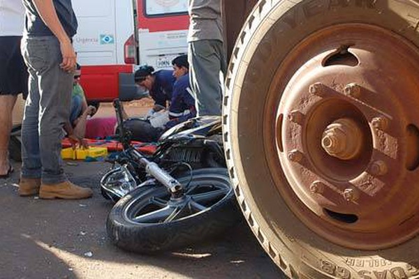 Motociclista bate de frente em caminhão que tentava conversão na Rua Dona Luiza