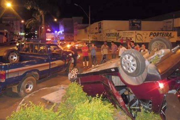 Motorista avança o sinal e provoca grave acidente na rua Doutor Marcolino