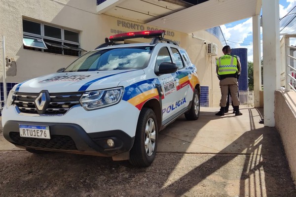 Homem tenta matar animal bovino a tiros e acaba acertando a própria esposa, em Tiros