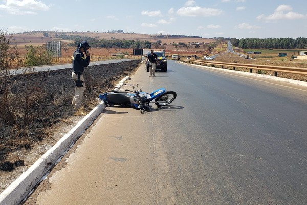 Motociclista é arremessado em acidente na BR 365, sofre traumatismo craniano e é socorrido em estado gravíssimo