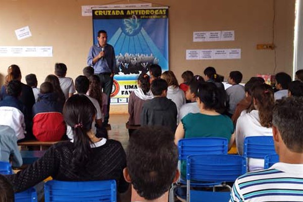 Promotor de Justiça conta história de vida em palestra e emociona pais e estudantes