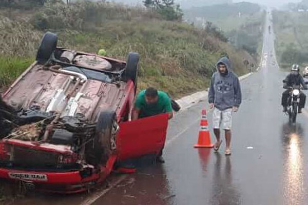 Motorista capota veículo e caminhão carregado com tijolos atinge dois carros na MGC 354