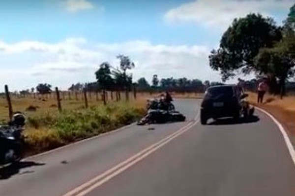 Um fica ferido e outro acaba na delegacia em acidente envolvendo motos potentes e carro