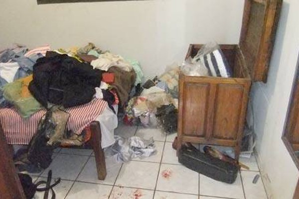 Dupla invade residência, amarra morador e rouba carro e dinheiro