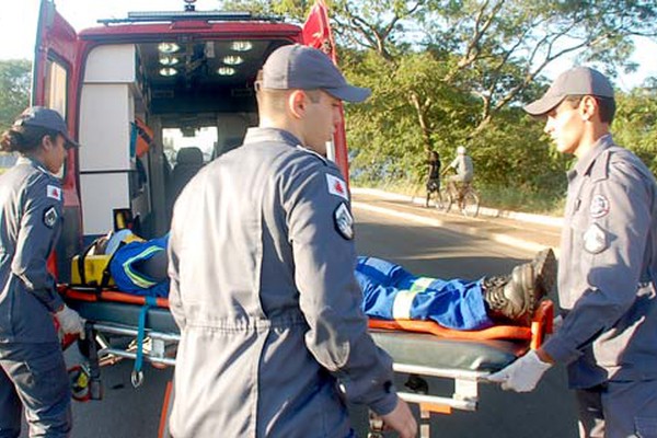 Motociclista cai e fica ferido ao tentar evitar batida com pick up na avenida JK