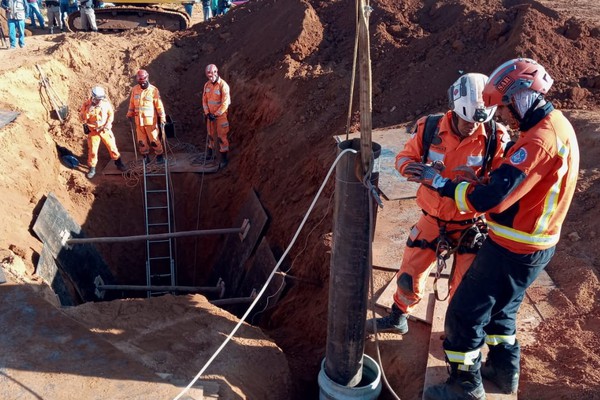 Resgate dramático de criança que caiu em buraco de 6 metros já dura mais de 15 horas