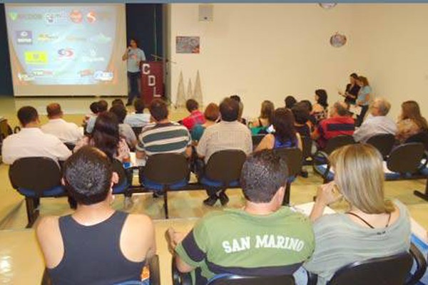 Com show de Concessa, CDL apresenta campanha de natal aos lojistas patenses