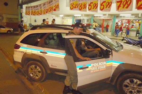 Homem invade supermercado, faz ameaças e apavora funcionários e consumidores