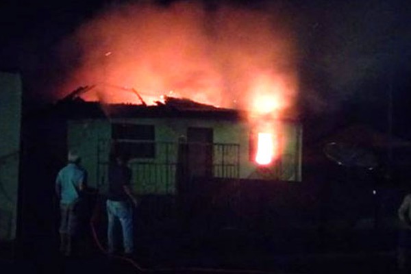 Incêndio possivelmente criminoso destrói residência no Bairro Saltador em Presidente Olegário