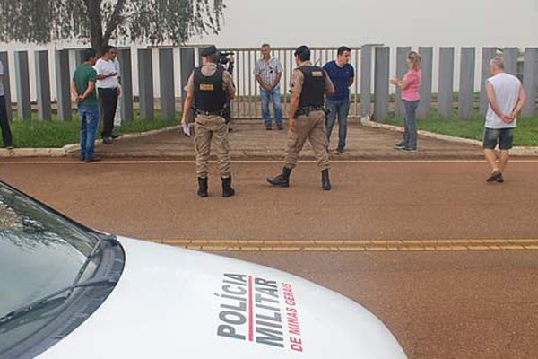 Prefeito manda soldar portão no aeroporto e deixa usuários de hangares revoltados