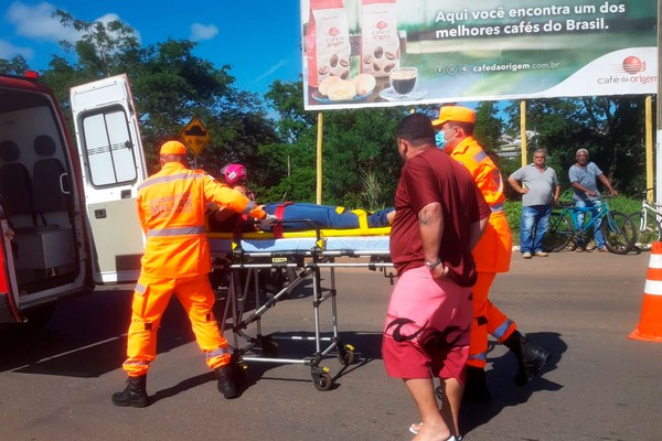 Ciclista é encaminhada ao hospital depois de ser atropelada e ficar desacordada na Avenida JK