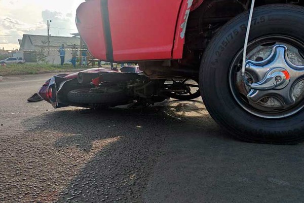 Vídeo mostra a violência da batida que tirou a vida de um motociclista em Patos de Minas; imagens fortes