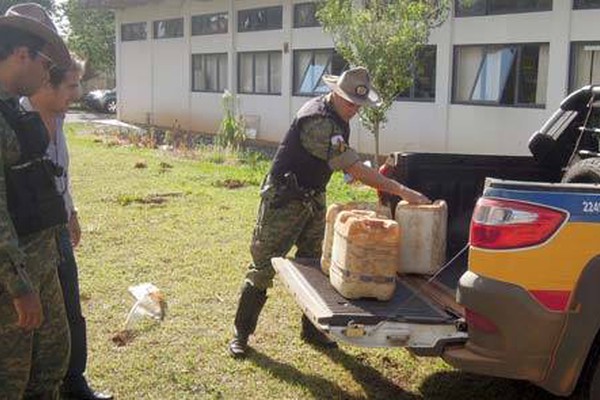 Embalagens de agrotóxicos são largadas as margens de estrada vicinal