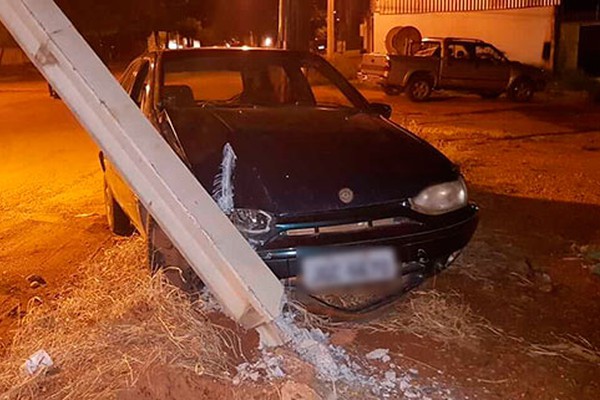 Motorista atravessa avenida, bate e quebra poste e vai embora deixando o carro para trás