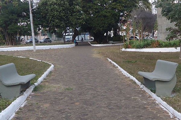 Após polêmica, Prefeitura refaz pintura de bancos das praças da avenida Getúlio Vargas