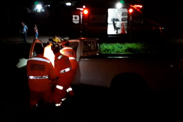 Condutor de caminhonete fica ferido ao perder o controle da direção na BR 365 e sair da pista