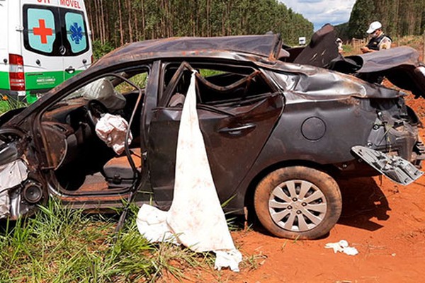 Neto fica bastante ferido e avô de 61 anos morre depois de dormir ao volante e capotar em Douradoquara