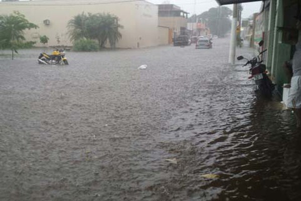 Temporal em Patos de Minas alaga ruas e vários veículos ficam presos na enxurrada