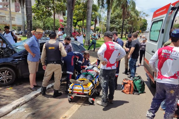 Motorista fica ferido depois de bater em dois veículos e capotar no Centro de Patos de Minas