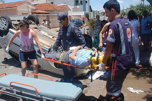 Motorista fica ferido e carro com as rodas para o alto em batida com condutor inabilitado