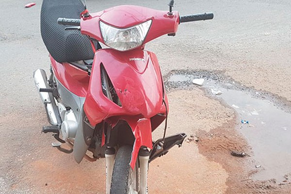 Motociclista é arremessado da moto ao bater em caminhonete em Patos de Minas  