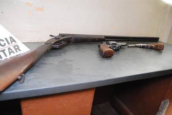 PM apreende mais três armas de fogo em operação em Carmo do Paranaíba