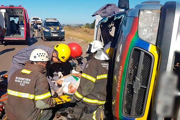 Bombeiros resgatam vítima de capotamento em alça de acesso a BR 365 em Patos de Minas