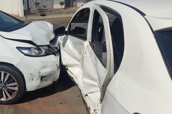 Motorista inabilitada avança parada obrigatória e provoca acidente em Patos de Minas