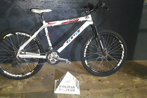 Homem tenta disfarçar ao ser flagrado com bicicleta furtada, mas acaba preso por receptação