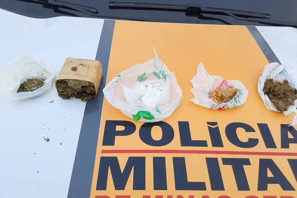 Polícia Militar Rodoviária prende jovem de 19 anos com maconha, cocaína e crack em ônibus, na MG188
