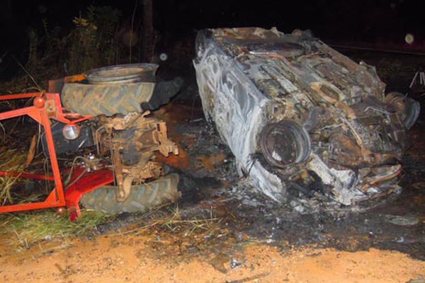 Veículo bate em trator à margem da BR 354,  pega fogo e motorista morre carbonizado