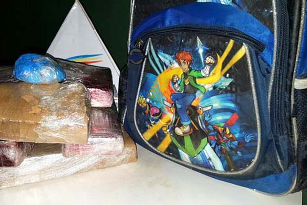 Dupla em motocicleta joga mochila infantil cheia de maconha em matagal na avenida Fátima Porto