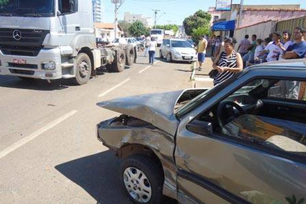 Acidente envolve quatro veículos na Dr. Marcolino e deixa uma confusão no trânsito