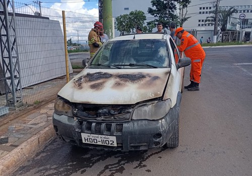 Incêndio em veículo ao lado de posto de combustíveis mobiliza Corpo de Bombeiros em Patos de Minas