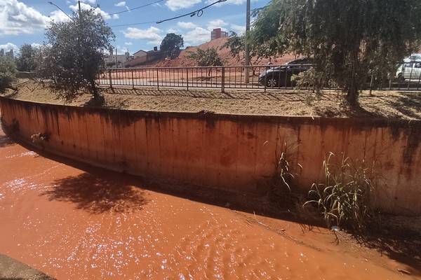 População denuncia poluição ambiental após grande quantidade de barro ser despejado no córrego do Monjolo