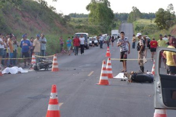 Duas motocicletas batem de frente na MGC 354 e condutores morrem na hora