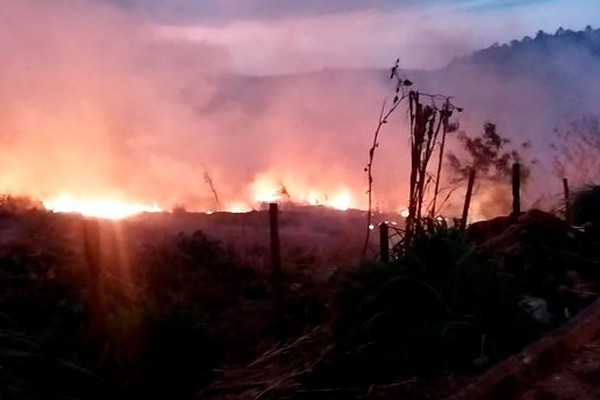 Queimadas se alastram em vegetação nas Chácaras Caiçaras e tiram o sossego dos moradores