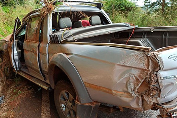 Motorista fica ferido ao perder o controle da direção, bater em barranco e capotar na MG230